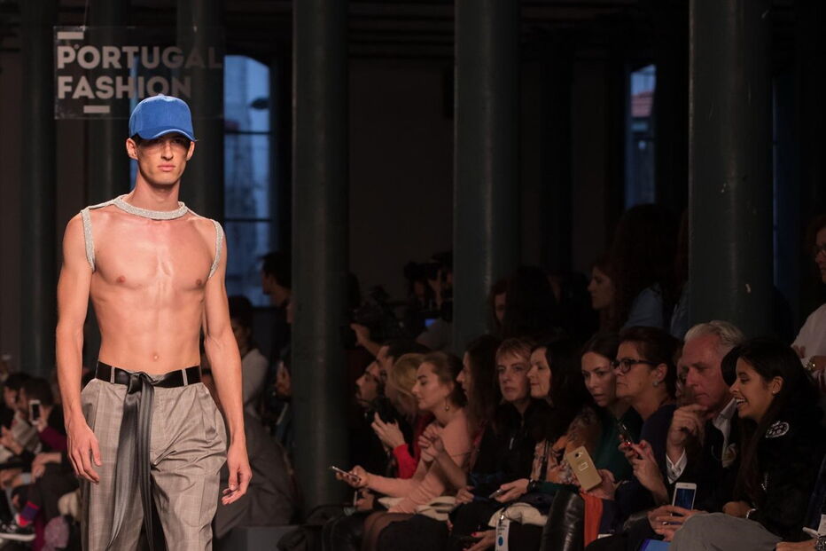Decotes pronunciados foram uma constante nos desfiles de ontem do Portugal Fashion