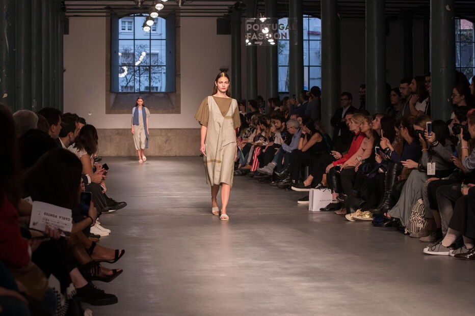 Decotes pronunciados foram uma constante nos desfiles de ontem do Portugal Fashion