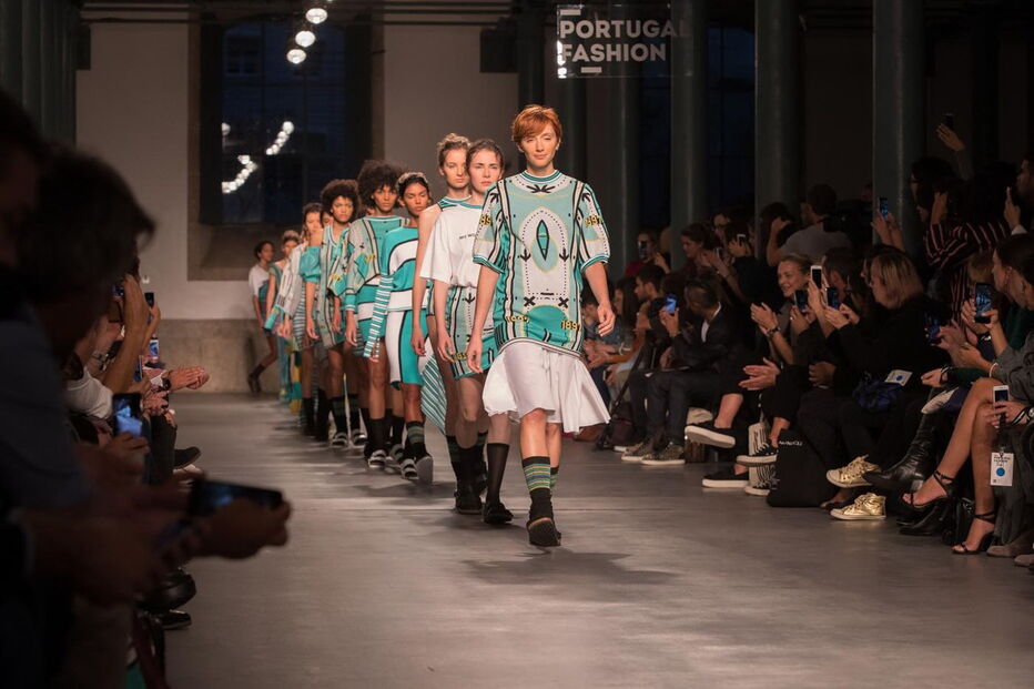 Decotes pronunciados foram uma constante nos desfiles de ontem do Portugal Fashion