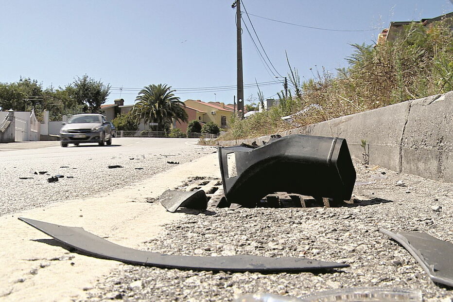 Destroços do acidente no qual o arguido esteve envolvido, nas Caldas de S. Jorge, em 2015