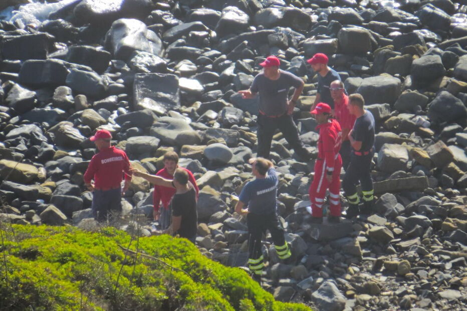 Pescadores que se conseguiram agarrar a uma rocha foram resgatados por helicóptero da Força Aérea 