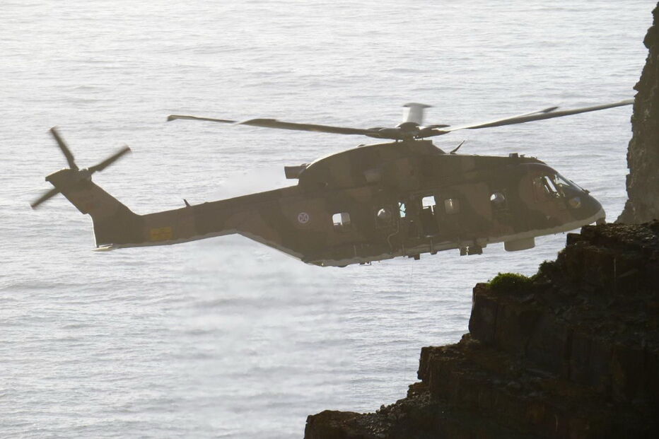 Pescadores que se conseguiram agarrar a uma rocha foram resgatados por helicóptero da Força Aérea 