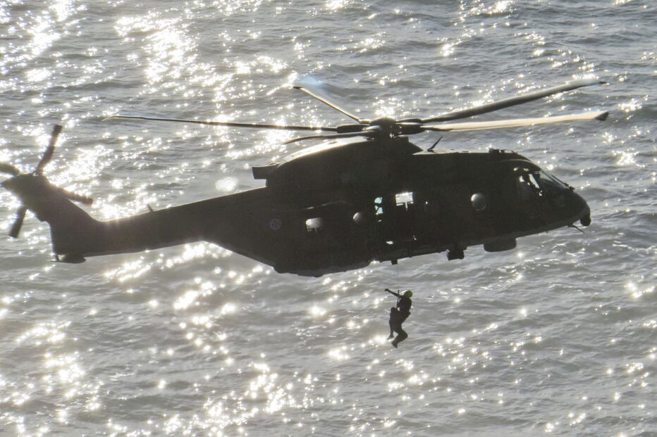 Pescadores que se conseguiram agarrar a uma rocha foram resgatados por helicóptero da Força Aérea 