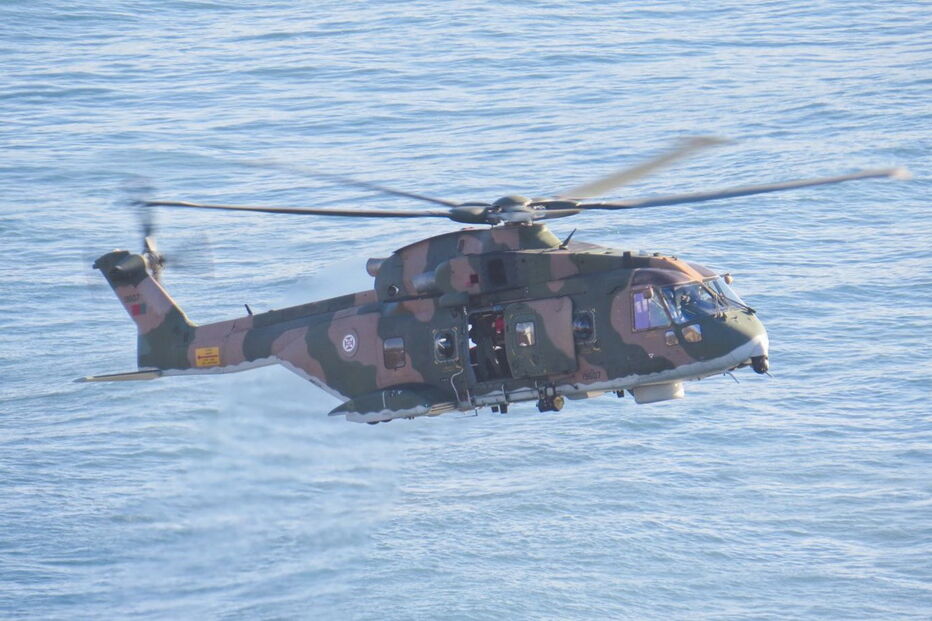 Pescadores que se conseguiram agarrar a uma rocha foram resgatados por helicóptero da Força Aérea 