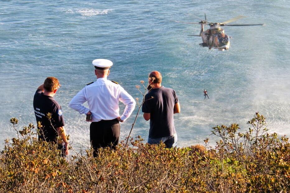 Pescadores que se conseguiram agarrar a uma rocha foram resgatados por helicóptero da Força Aérea 