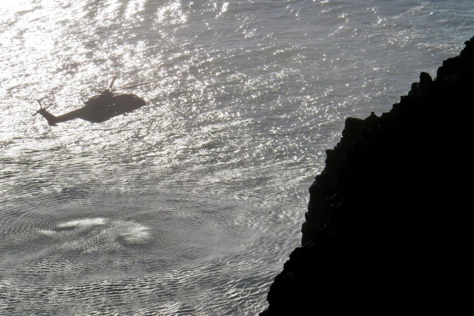 Pescadores que se conseguiram agarrar a uma rocha foram resgatados por helicóptero da Força Aérea 