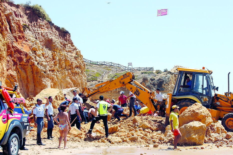 Queda de falésia que fez cinco vítimas mortais ocorreu em agosto de 2009 