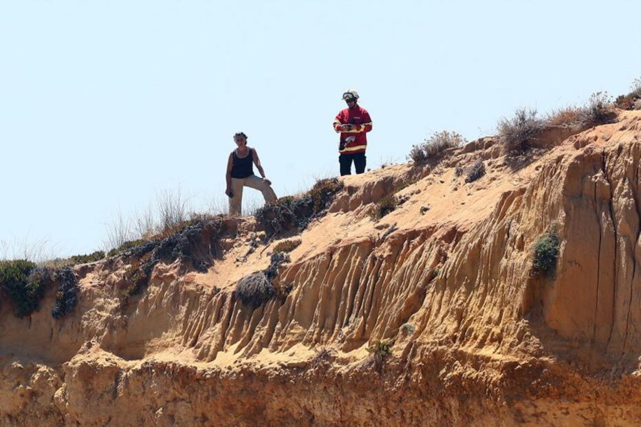 Queda de falésia que fez cinco vítimas mortais ocorreu em agosto de 2009 