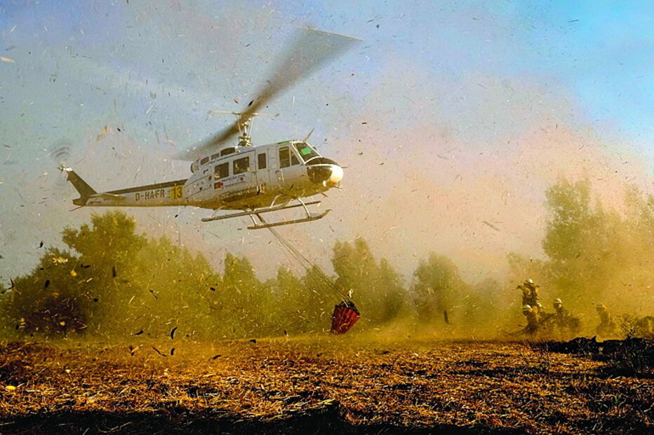 Aluguer de oito helicópteros médios e dois aviões foi prolongado  