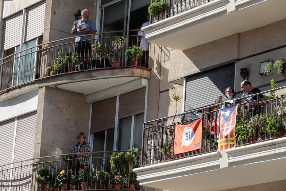 Milhares saíram à rua para protestar contra suspensão da autonomia da Catalunha