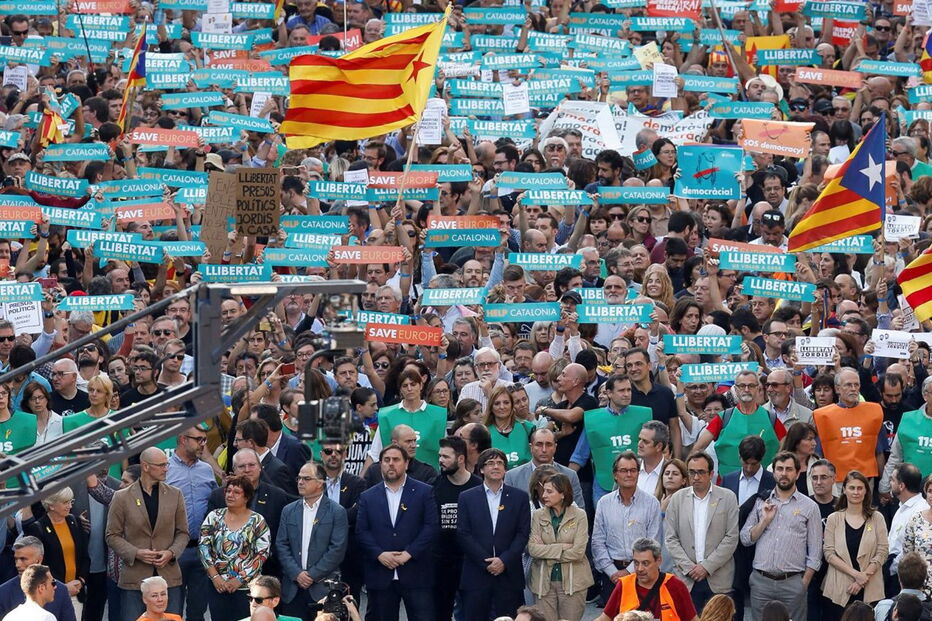 Milhares saíram à rua para protestar contra suspensão da autonomia da Catalunha