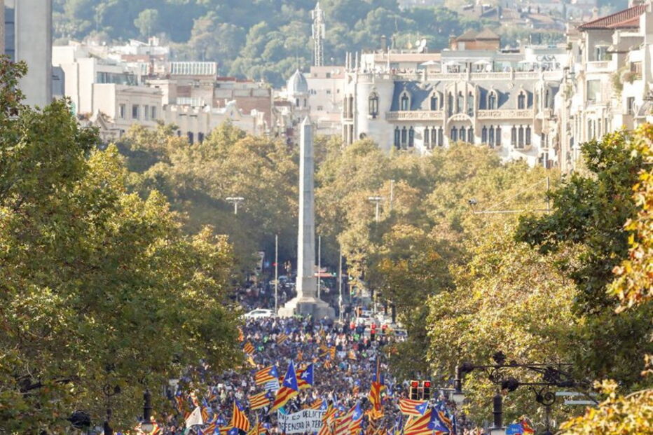 Milhares saíram à rua para protestar contra suspensão da autonomia da Catalunha