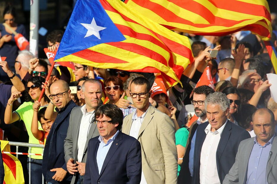 Milhares saíram à rua para protestar contra suspensão da autonomia da Catalunha