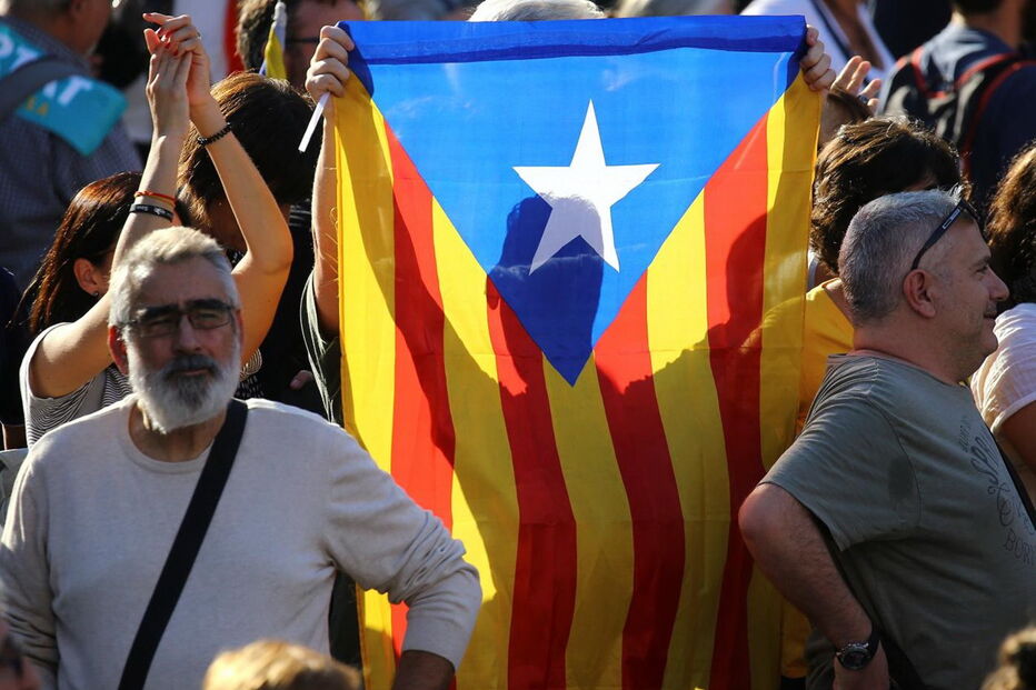 Milhares saíram à rua para protestar contra suspensão da autonomia da Catalunha