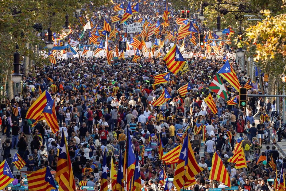 Milhares saíram à rua para protestar contra suspensão da autonomia da Catalunha