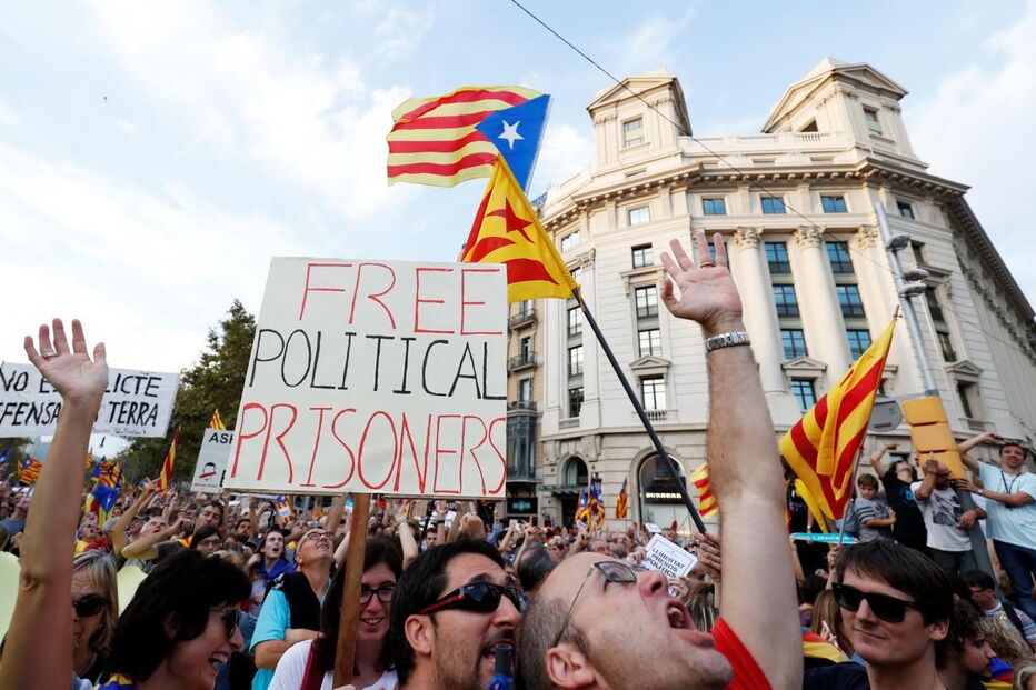 Milhares saíram à rua para protestar contra suspensão da autonomia da Catalunha