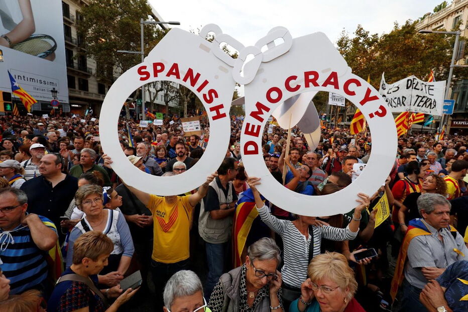 Milhares saíram à rua para protestar contra suspensão da autonomia da Catalunha