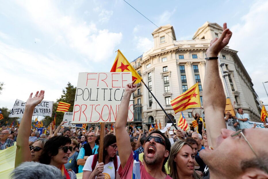 Milhares saíram à rua para protestar contra suspensão da autonomia da Catalunha