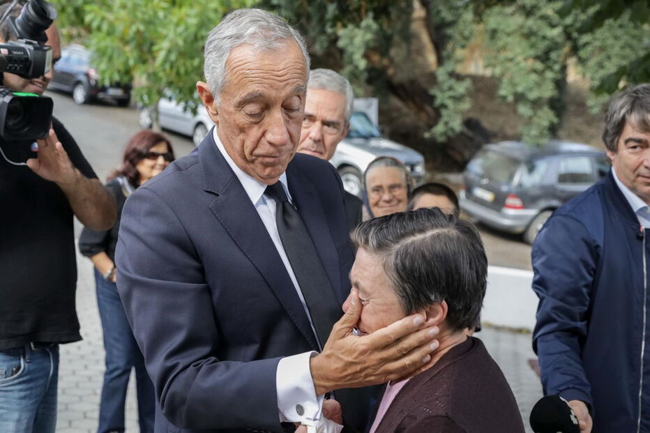 Marcelo Rebelo de Sousa conforta as vítimas dos incêndios de 15 de outubro 