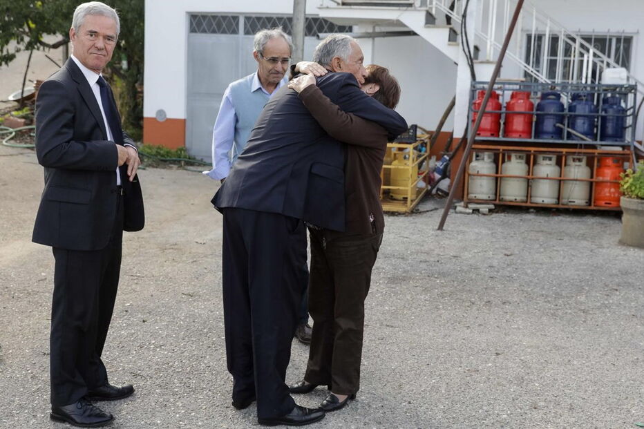 Marcelo Rebelo de Sousa conforta as vítimas dos incêndios de 15 de outubro 