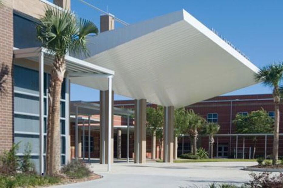 Professora acusada de manter relações sexuais com aluna menor em plena sala de aula