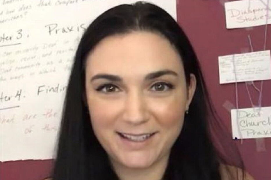 Professora acusada de manter relações sexuais com aluna menor em plena sala de aula