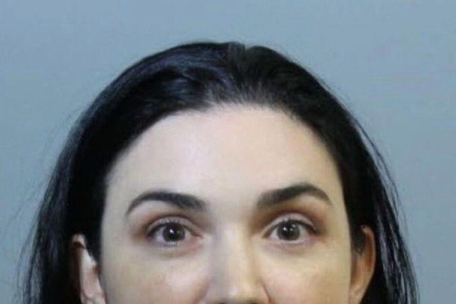 Professora acusada de manter relações sexuais com aluna menor em plena sala de aula