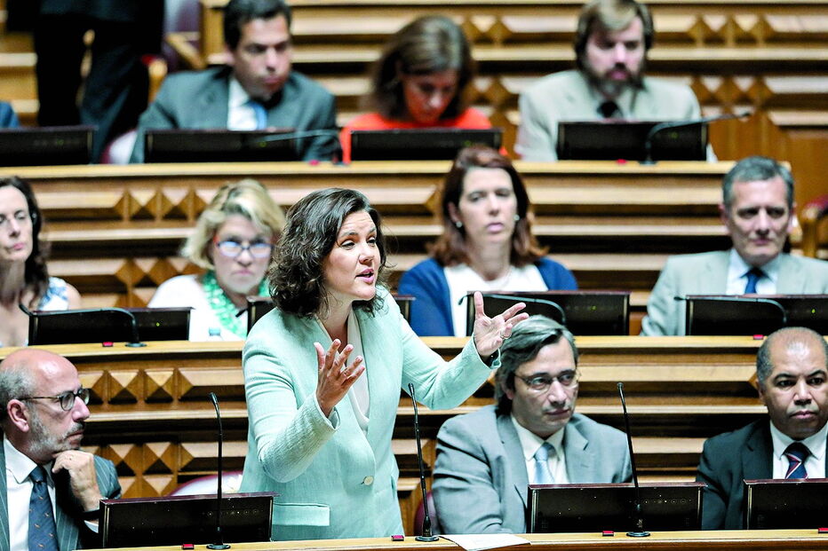 Líder do CDS-PP, Assunção Cristas, apresentou a moção de censura. Há críticas internas à decisão dos centristas    