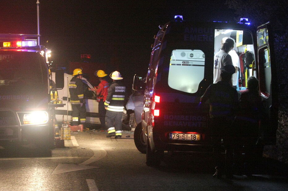 colisão, feridos, morto, Benavente, Santo Estevão, acidente