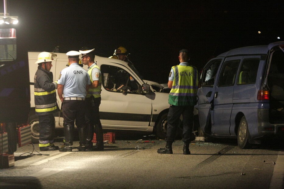 colisão, feridos, morto, Benavente, Santo Estevão, acidente