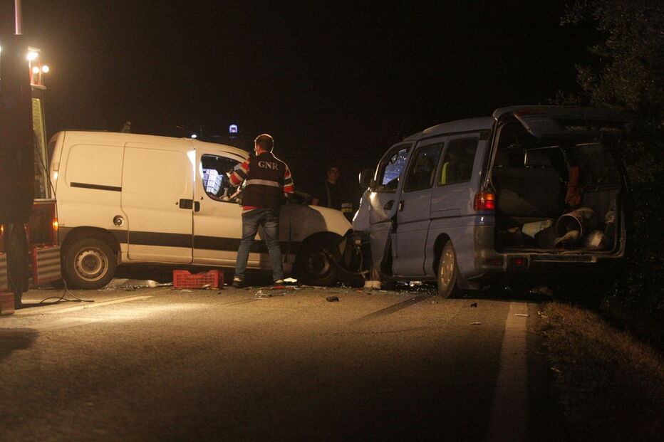 colisão, feridos, morto, Benavente, Santo Estevão, acidente
