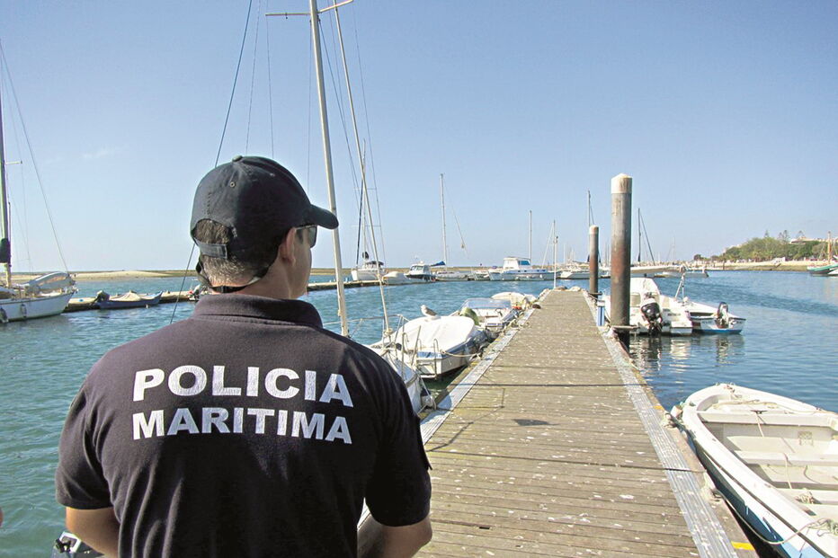 Agentes da Polícia Marítima ainda fizeram vigilância à embarcação para tentar apanhar o ladrão, mas sem sucesso   