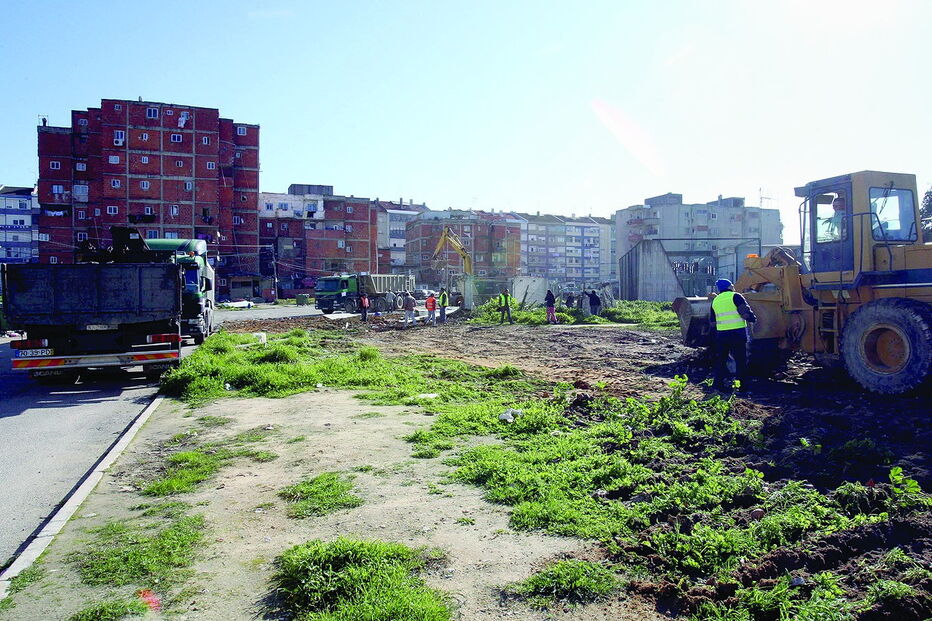 Bairro da Jamaica é composto por vários prédios inacabados e continua a crescer com novas construções    