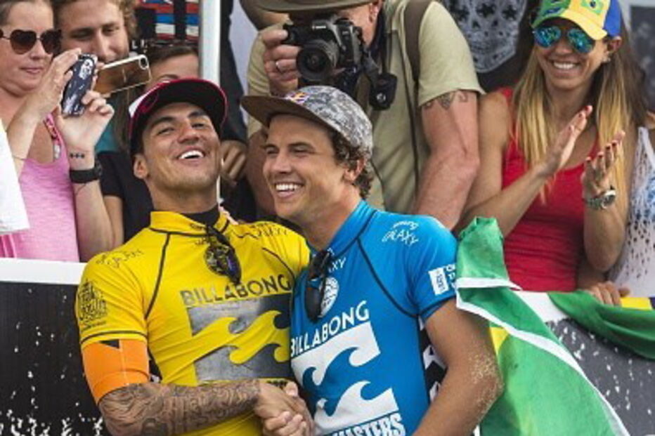 Surfistas Gabriel Medina e Julian Wilson