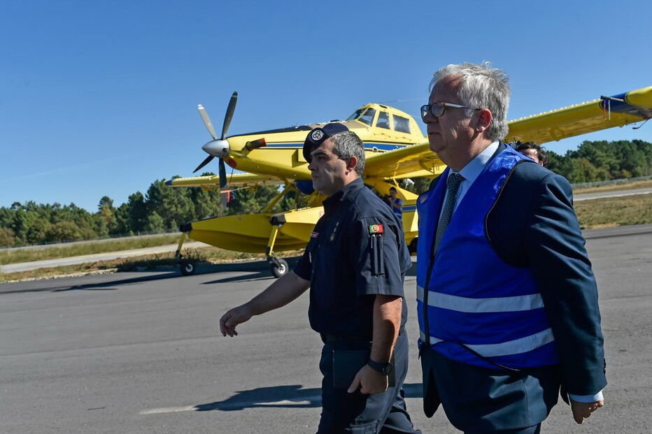 Ministro Eduardo Cabrita visitou aeródromo de Viseu, onde estão estacionados meios aéreos de combate a fogos