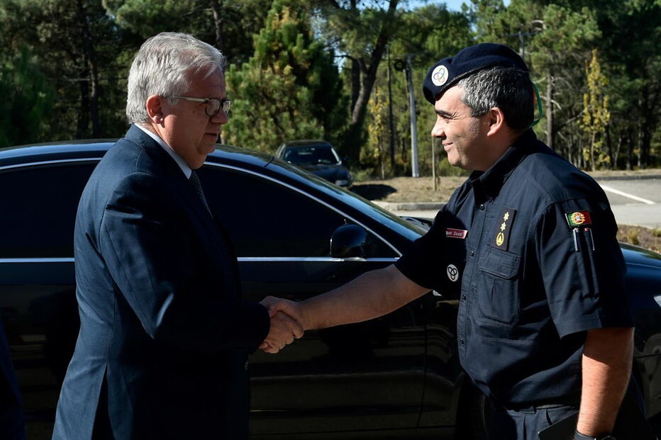 Ministro Eduardo Cabrita visitou aeródromo de Viseu, onde estão estacionados meios aéreos de combate a fogos