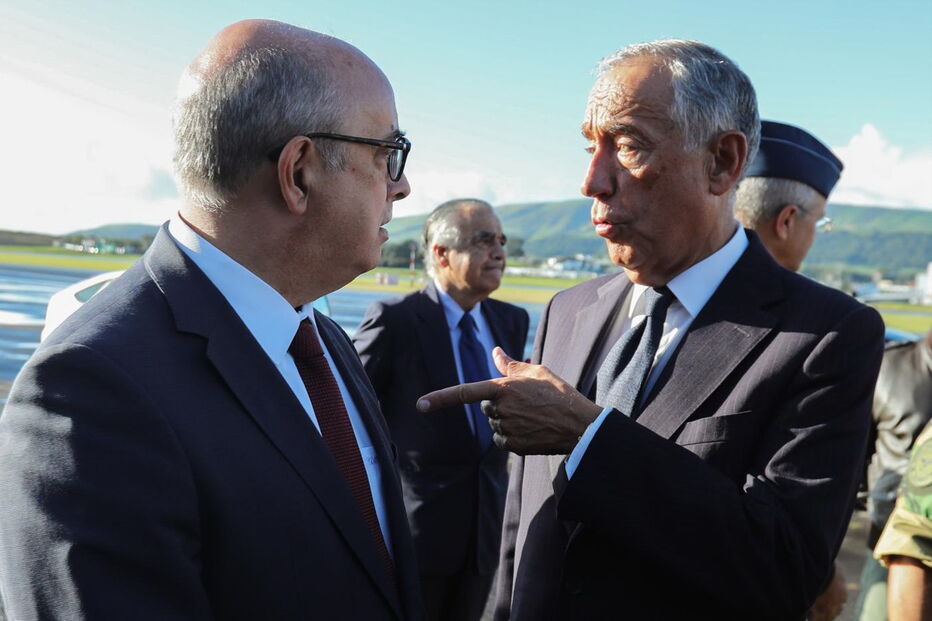 Marcelo Rebelo de Sousa acompanhado pelo ministro da Defesa Nacional, Azeredo Lopes