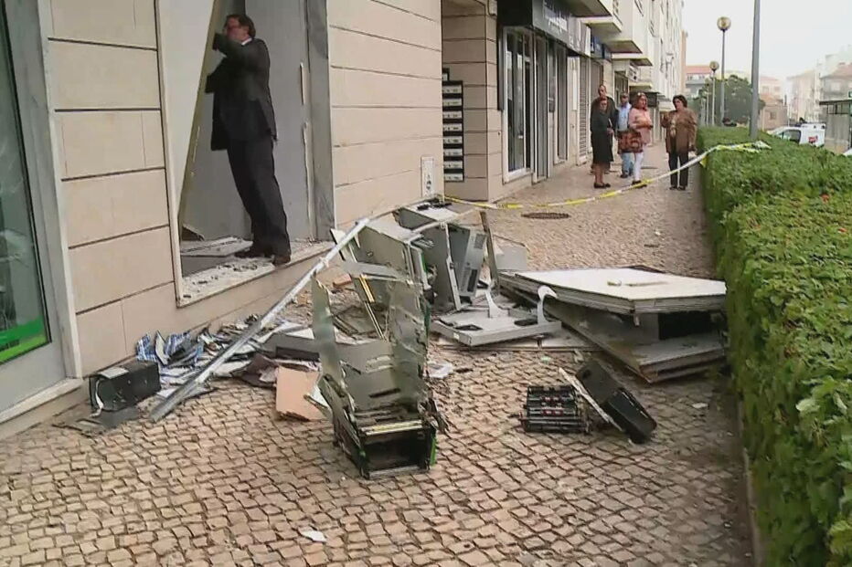 Grupo armado faz explodir multibanco no Carregado