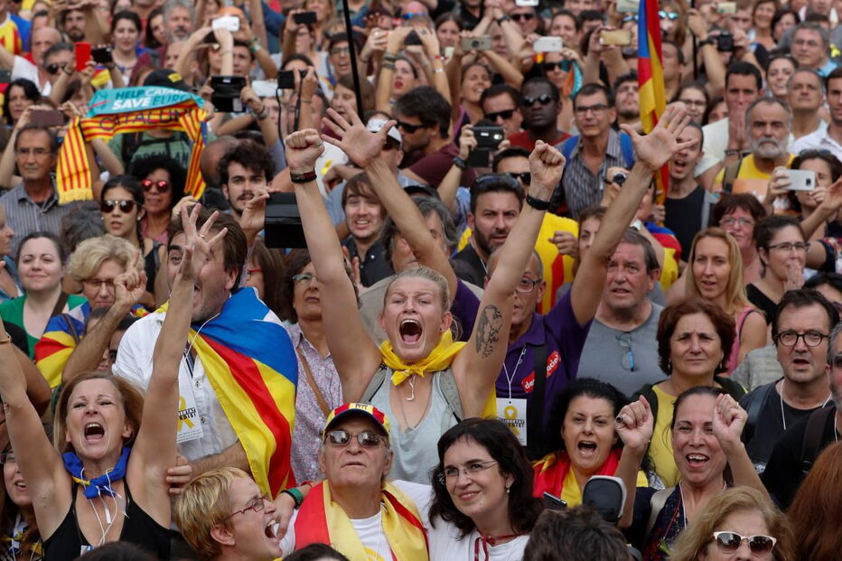 Milhares de pessoas festejaram na rua a declaração de independência da Catalunha