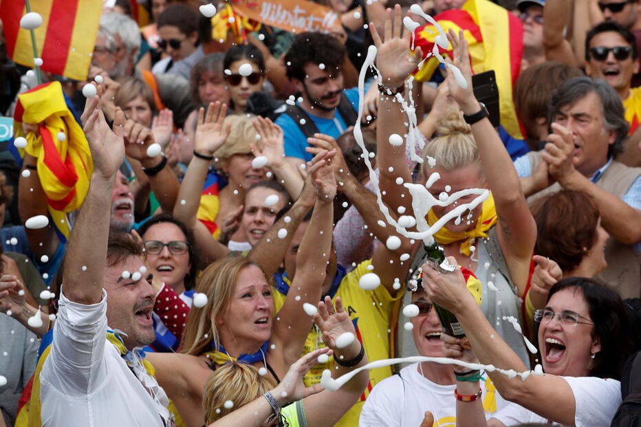 Milhares de pessoas festejaram na rua a declaração de independência da Catalunha