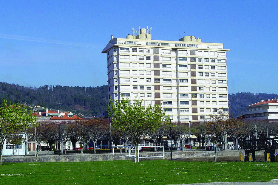 Prédio Coutinho tem 13 andares, fica no centro da cidade e deverá ser substituído por um mercado municipal