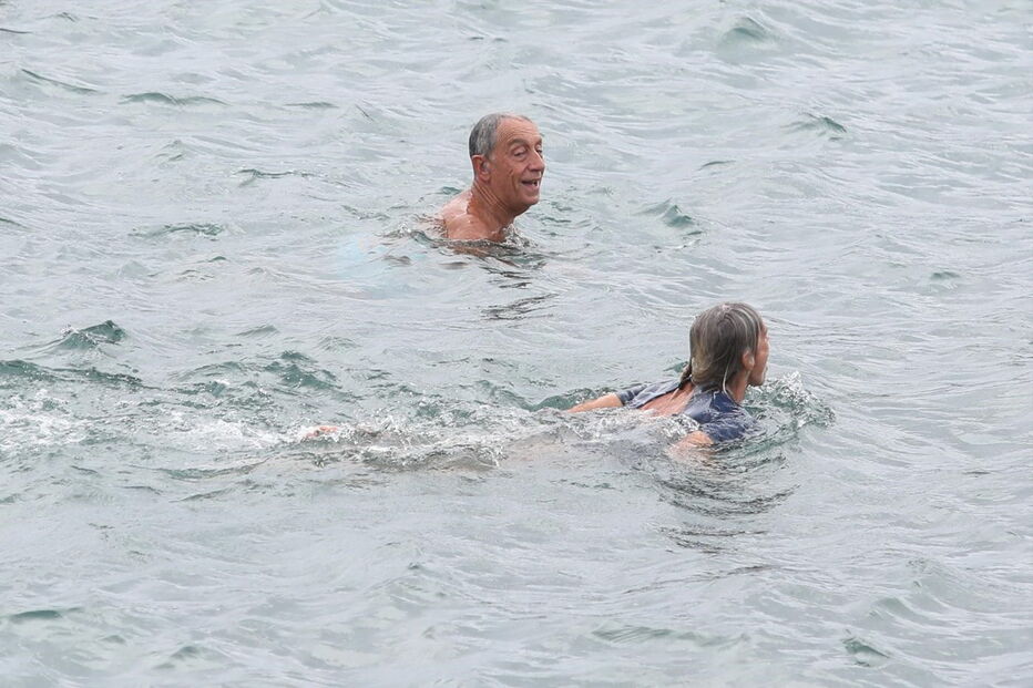 O Presidente da República, Marcelo Rebelo de Sousa acompanhado por populares toma banho no mar em Ponta Delgada na Ilha de São Miguel nos Açores