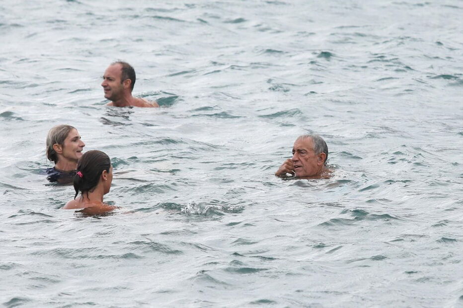 O Presidente da República, Marcelo Rebelo de Sousa acompanhado por populares toma banho no mar em Ponta Delgada na Ilha de São Miguel nos Açores