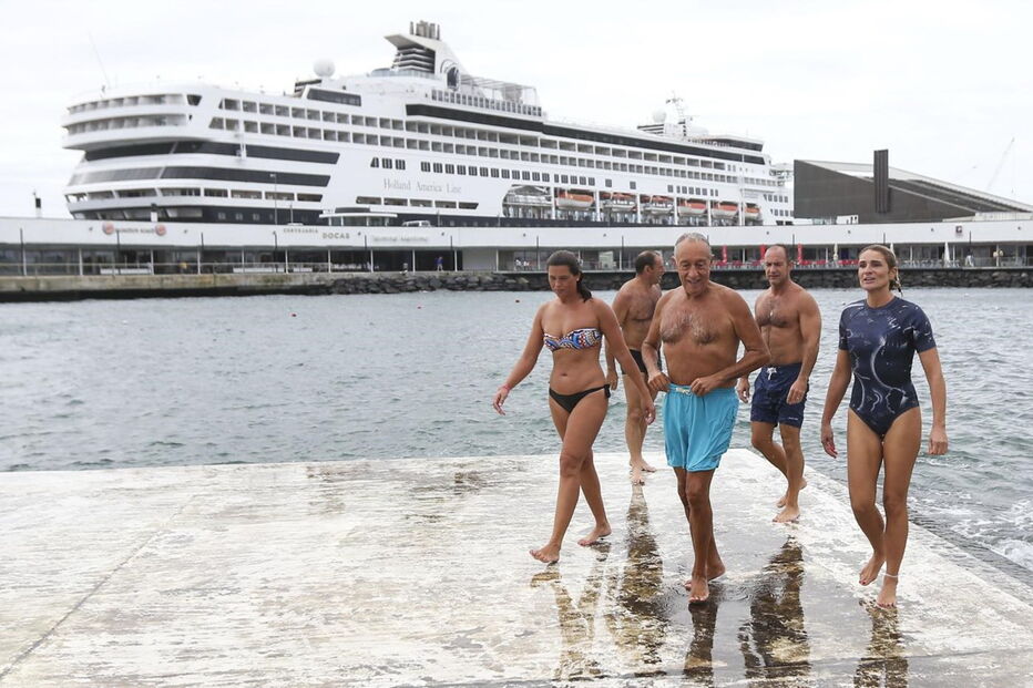 O Presidente da República, Marcelo Rebelo de Sousa acompanhado por populares toma banho no mar em Ponta Delgada na Ilha de São Miguel nos Açores