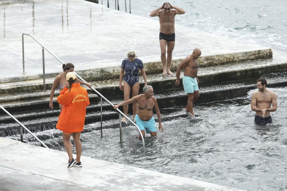 O Presidente da República, Marcelo Rebelo de Sousa acompanhado por populares toma banho no mar em Ponta Delgada na Ilha de São Miguel nos Açores