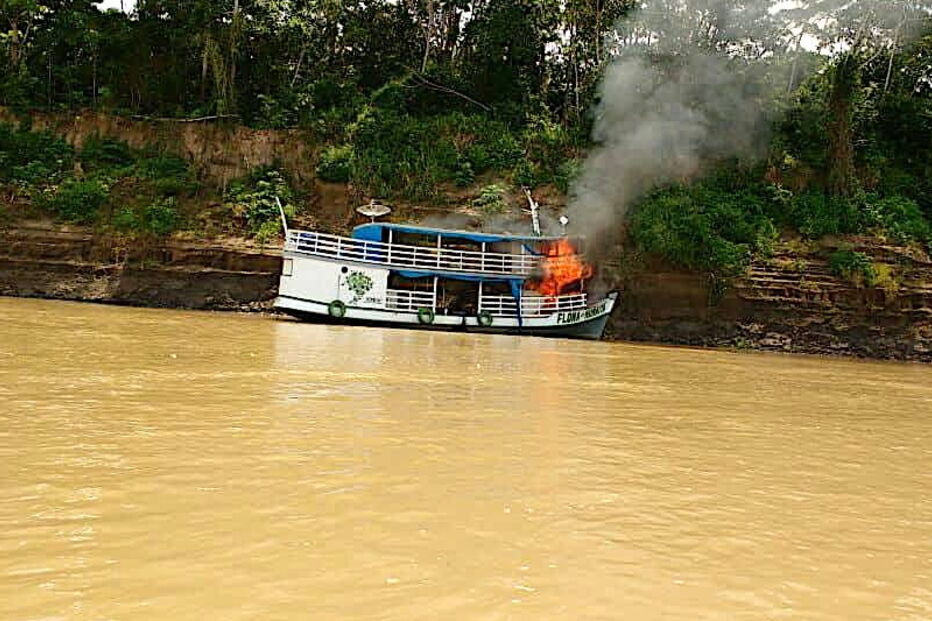 Garimpeiros invadem e incendeiam locais