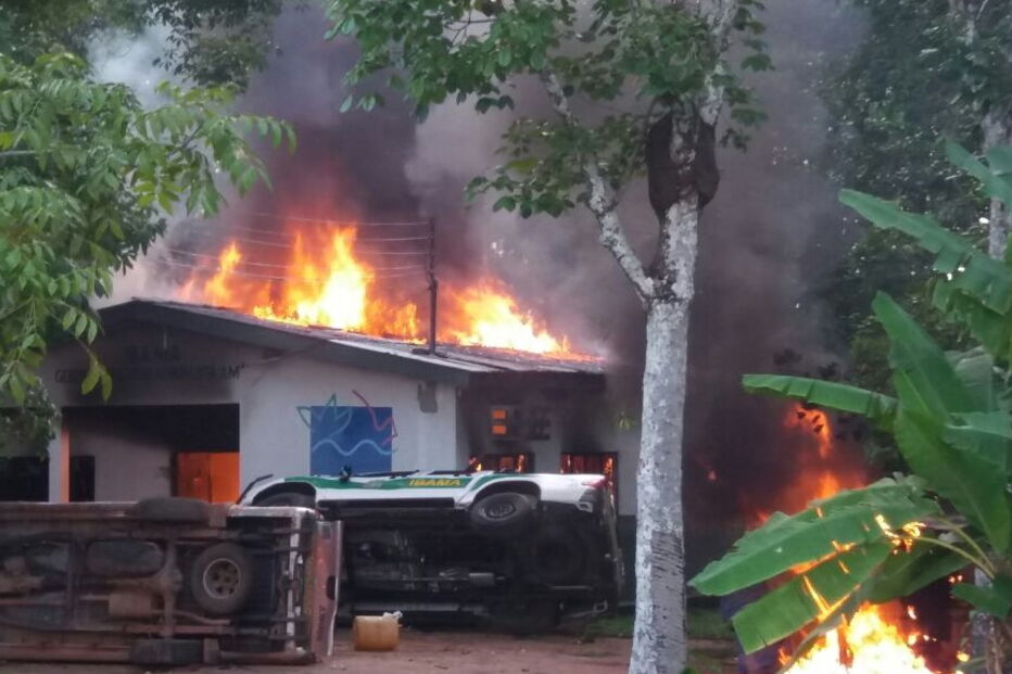 Garimpeiros invadem e incendeiam locais