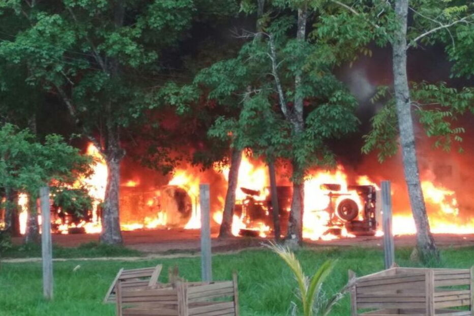 Garimpeiros invadem e incendeiam locais