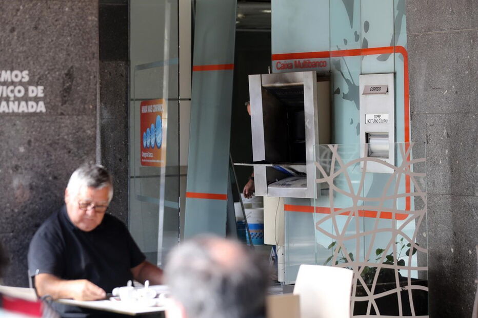 Assaltantes deixaram para trás rasto de destruição