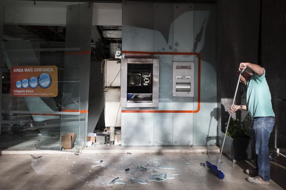 Assaltantes deixaram para trás rasto de destruição